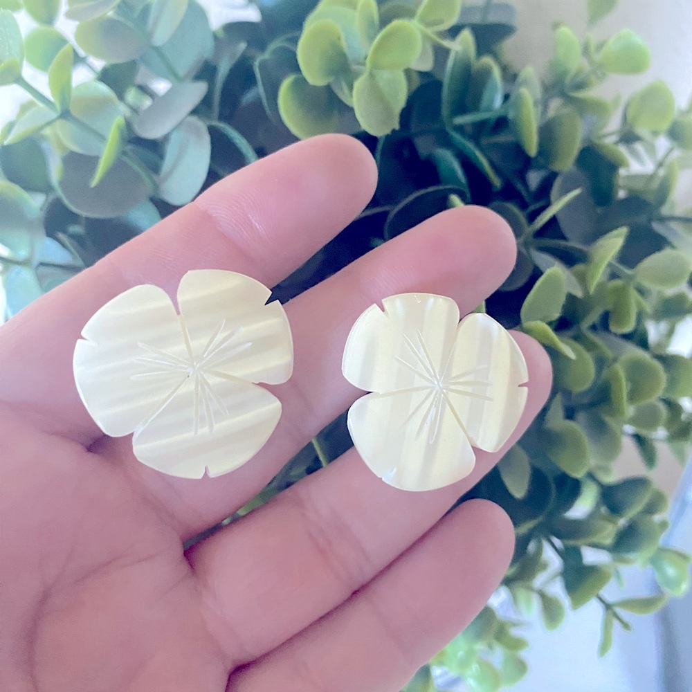 Vintage Natural Mother Of Pearl chunky Carved MOP Floral flower stud earrings